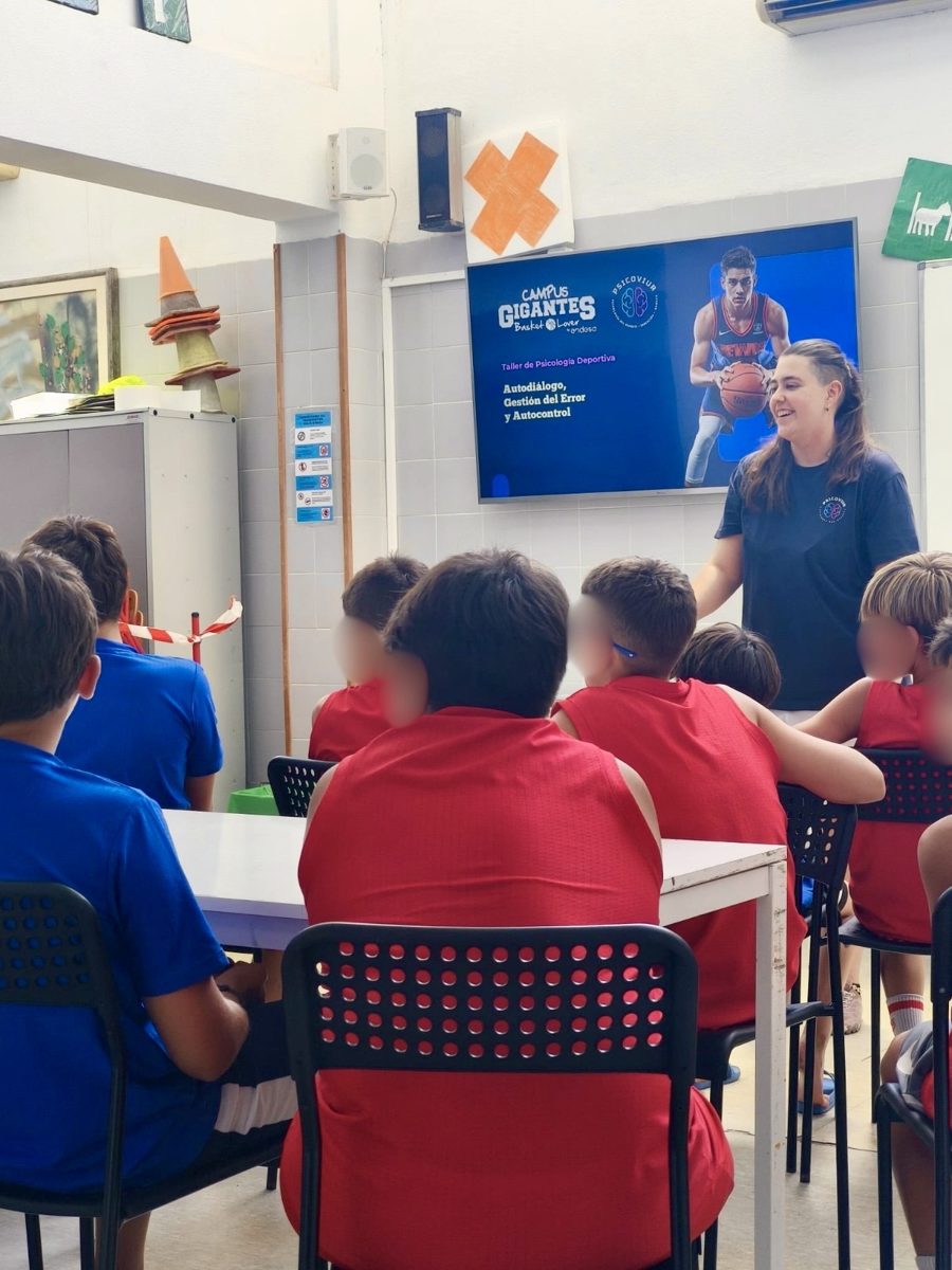 Raquel impartiendo un taller de psicología deportiva en el Campus Gigantes